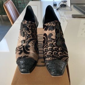 Cydwoq slip on heel 2”, leather w/embossed design, black toe/heel leather, EU 40